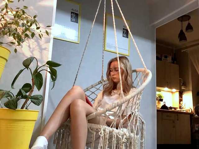 Emelinestrande live cam on BongaCams