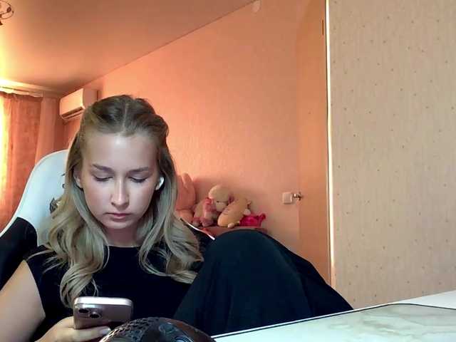 Emelinestrande live cam on BongaCams