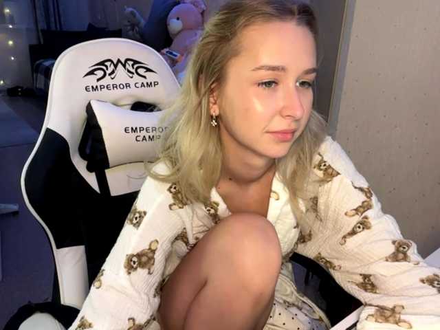 Emelinestrande live cam on BongaCams