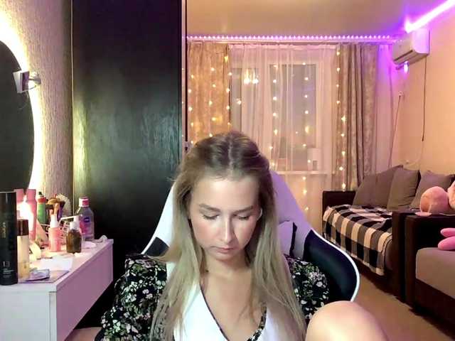 Emelinestrande live cam on BongaCams