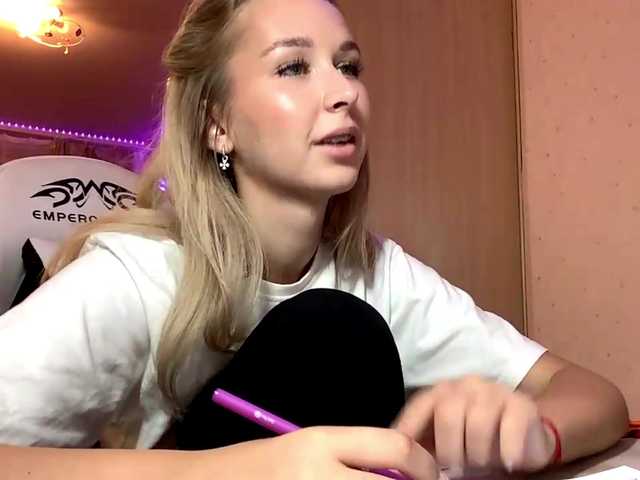 Emelinestrande live cam on BongaCams