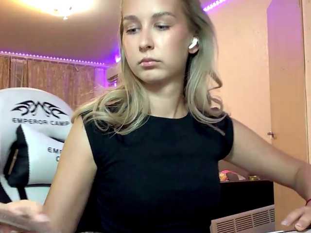 Emelinestrande live cam on BongaCams