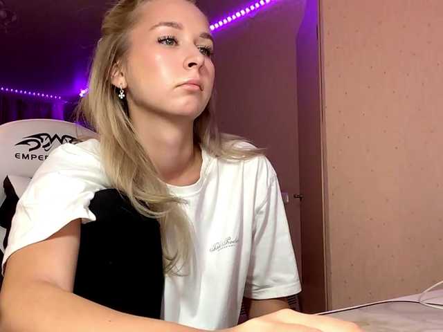 Emelinestrande live cam on BongaCams