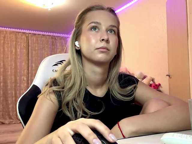 Emelinestrande live cam on BongaCams