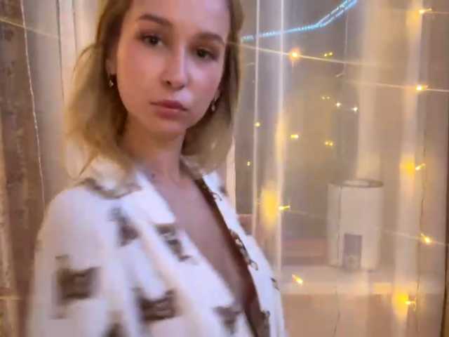 Emelinestrande live cam on BongaCams