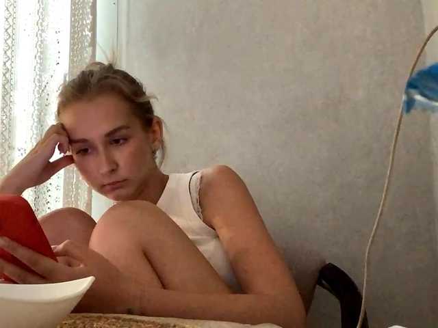 Emelinestrande live cam on BongaCams