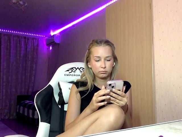 Emelinestrande live cam on BongaCams