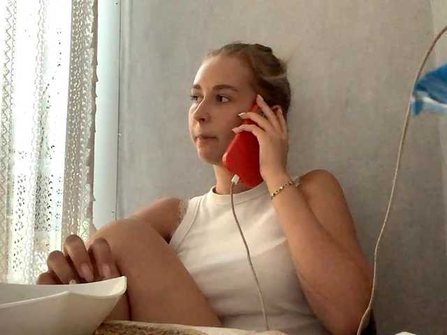 Emelinestrande live cam on BongaCams