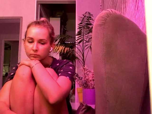 Emelinestrande live cam on BongaCams