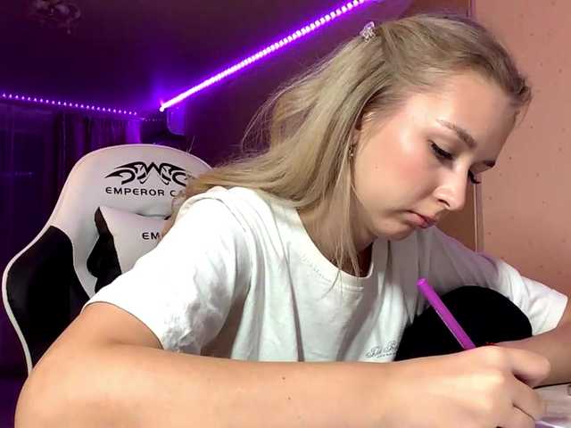 Emelinestrande live cam on BongaCams