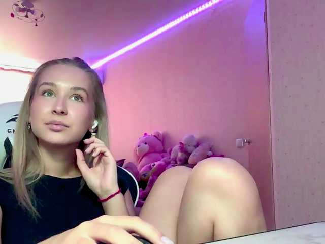 Emelinestrande live cam on BongaCams