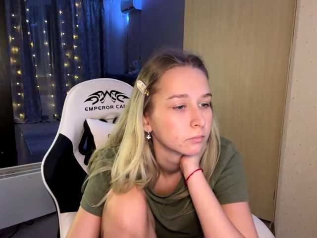 Emelinestrande live cam on BongaCams