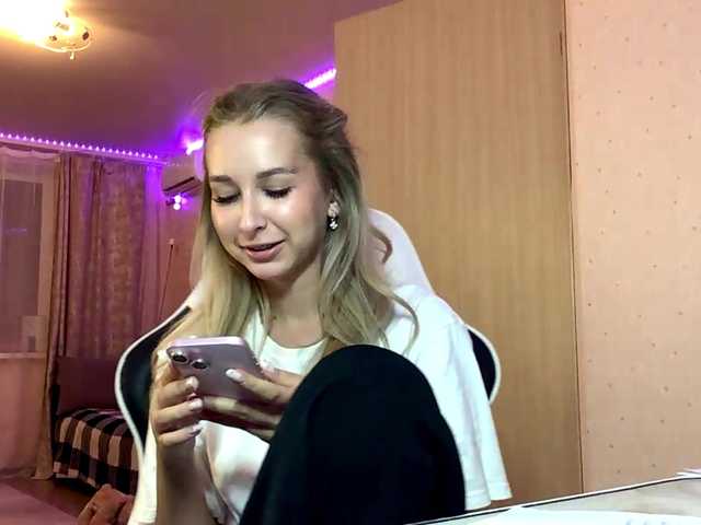 Emelinestrande live cam on BongaCams