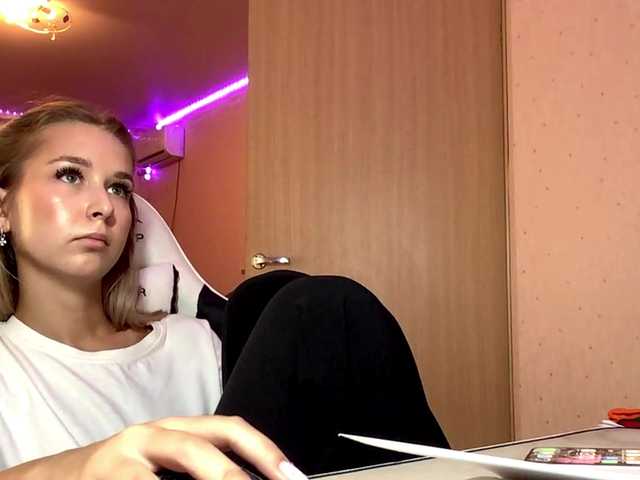 Emelinestrande live cam on BongaCams