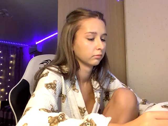 Emelinestrande live cam on BongaCams