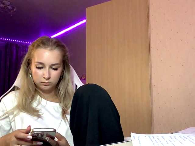 Emelinestrande live cam on BongaCams