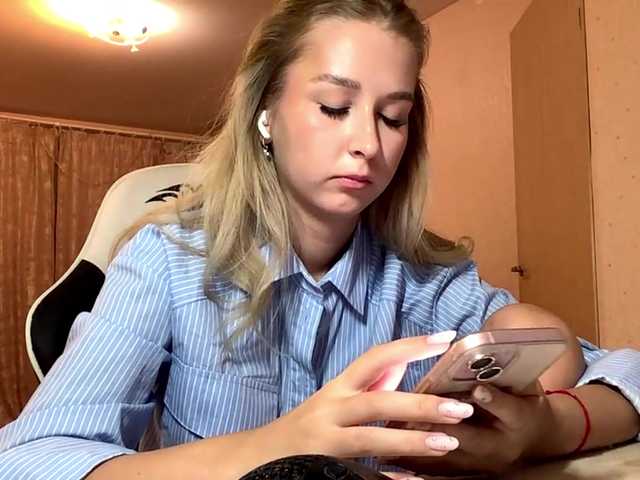 Emelinestrande live cam on BongaCams