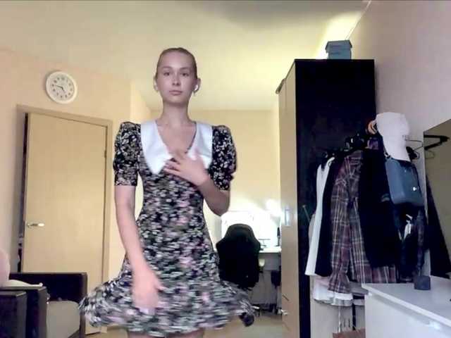 Emelinestrande live cam on BongaCams