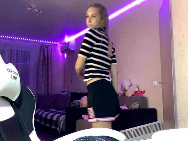 Emelinestrande live cam on BongaCams
