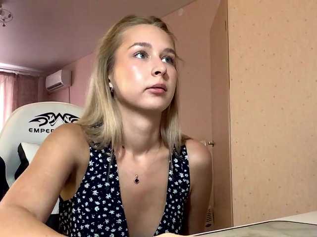 Emelinestrande live cam on BongaCams