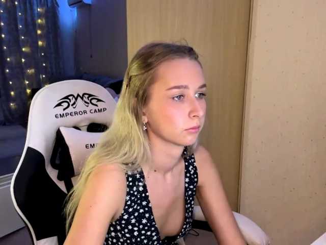 Emelinestrande live cam on BongaCams