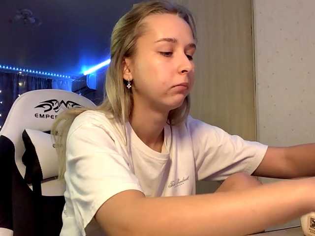 Emelinestrande live cam on BongaCams