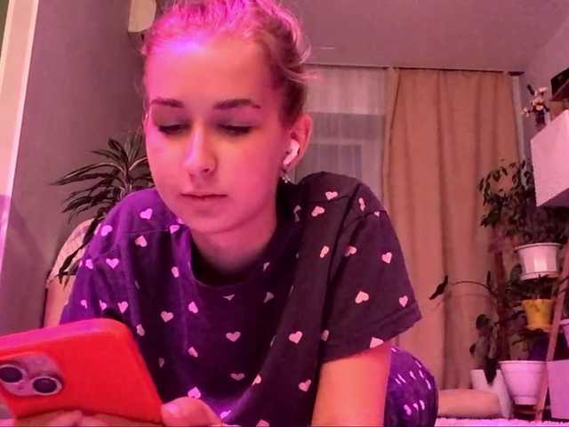 Emelinestrande live cam on BongaCams