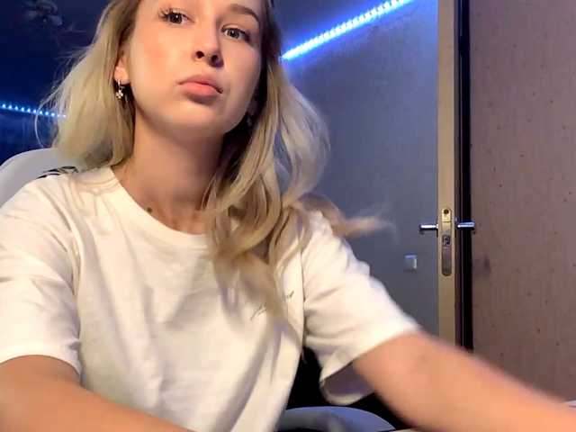 Emelinestrande live cam on BongaCams