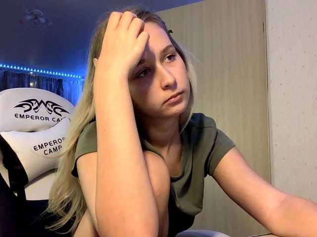 Emelinestrande live cam on BongaCams