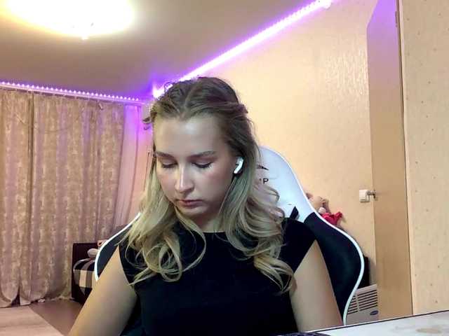 Emelinestrande live cam on BongaCams