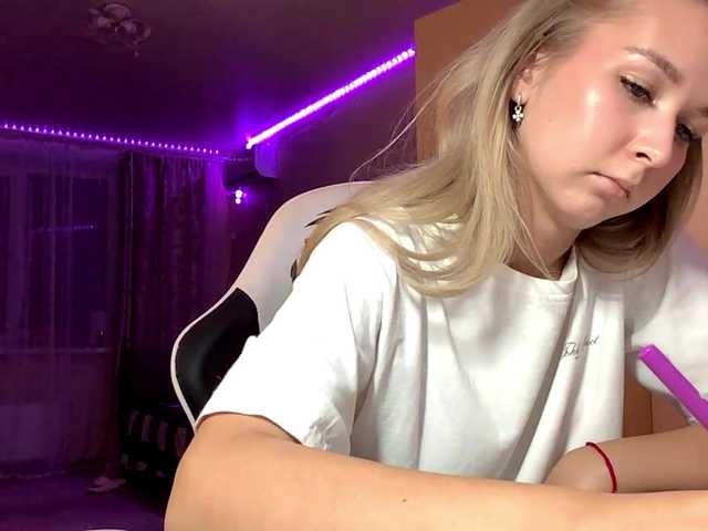 Emelinestrande live cam on BongaCams