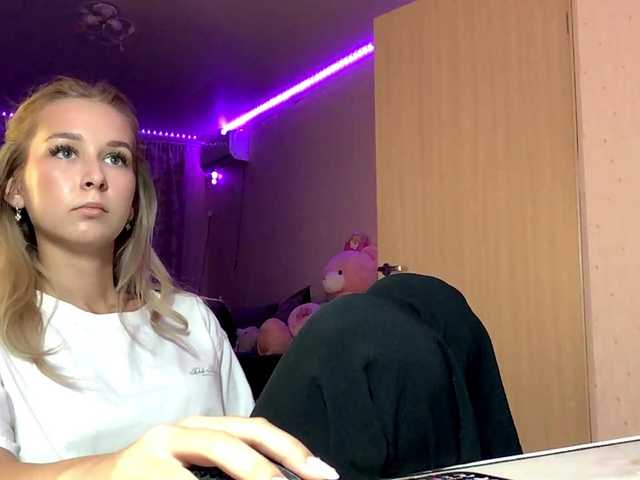 Emelinestrande live cam on BongaCams
