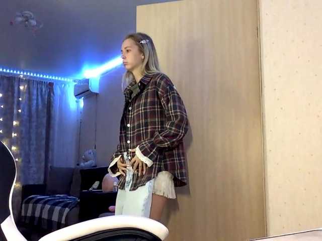 Emelinestrande live cam on BongaCams