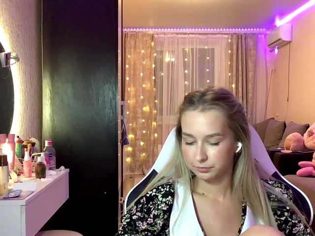 Emelinestrande live cam on BongaCams