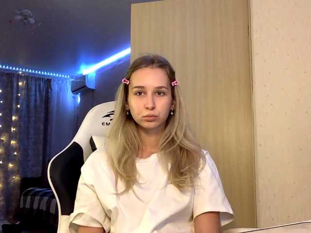 Emelinestrande live cam on BongaCams