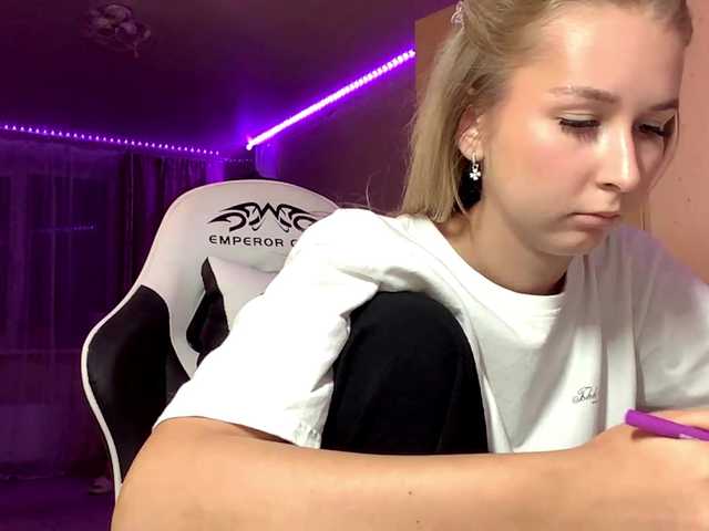 Emelinestrande live cam on BongaCams