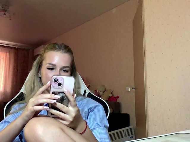 Emelinestrande live cam on BongaCams