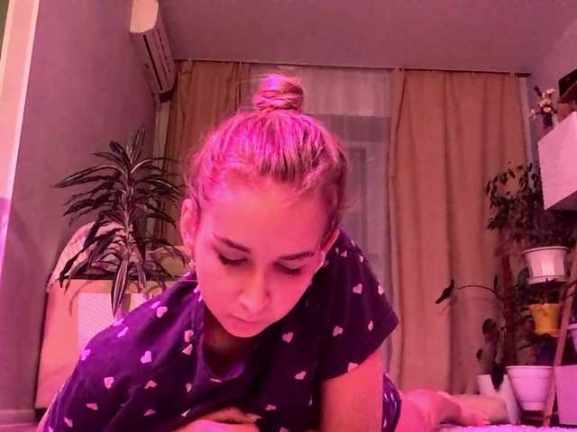 Emelinestrande live cam on BongaCams