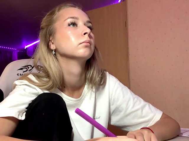 Emelinestrande live cam on BongaCams