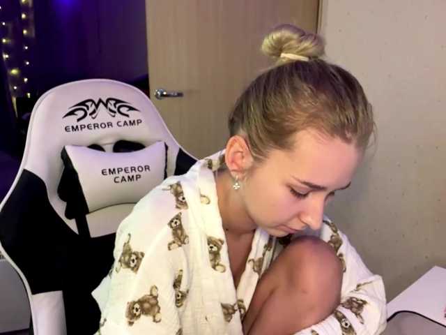 Emelinestrande live cam on BongaCams