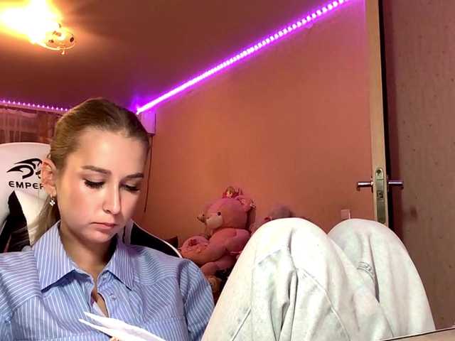 Emelinestrande live cam on BongaCams
