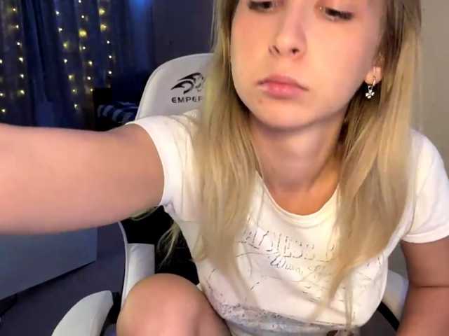 Emelinestrande live cam on BongaCams