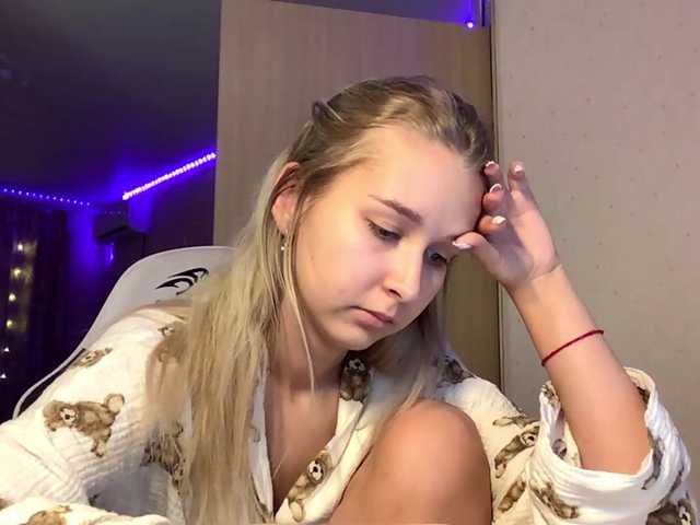 Emelinestrande live cam on BongaCams