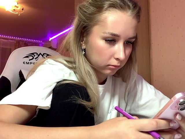 Emelinestrande live cam on BongaCams