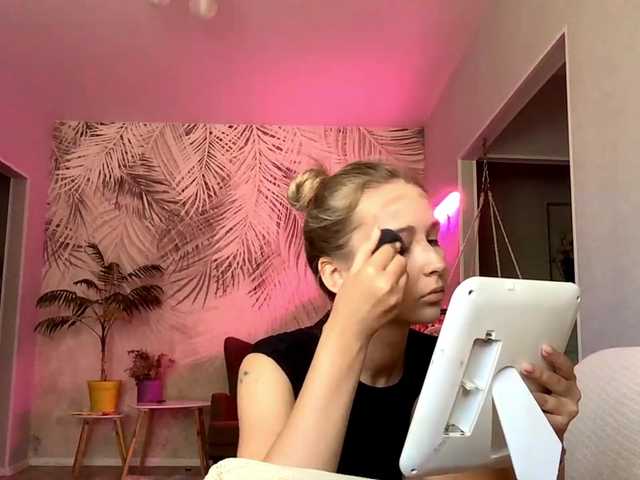 Emelinestrande live cam on BongaCams