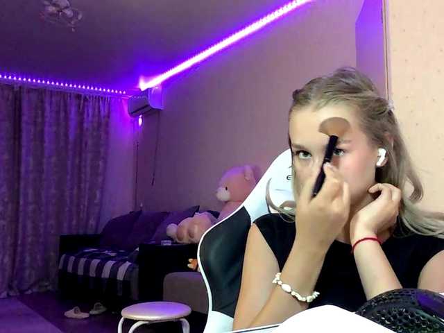 Emelinestrande live cam on BongaCams