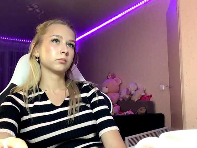 Emelinestrande live cam on BongaCams