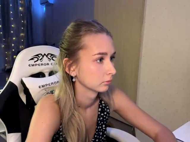 Emelinestrande live cam on BongaCams