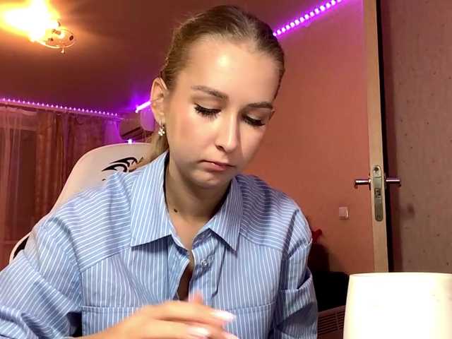 Emelinestrande live cam on BongaCams