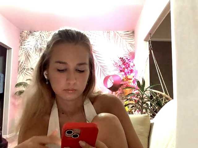 Emelinestrande live cam on BongaCams